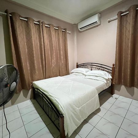 Hanif Homestay Кучінг Екстер'єр фото
