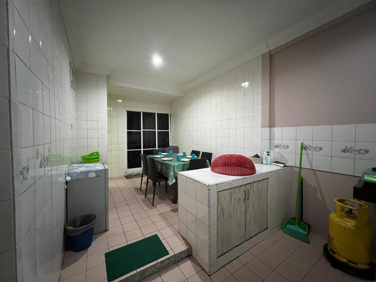 Hanif Homestay Кучінг Екстер'єр фото