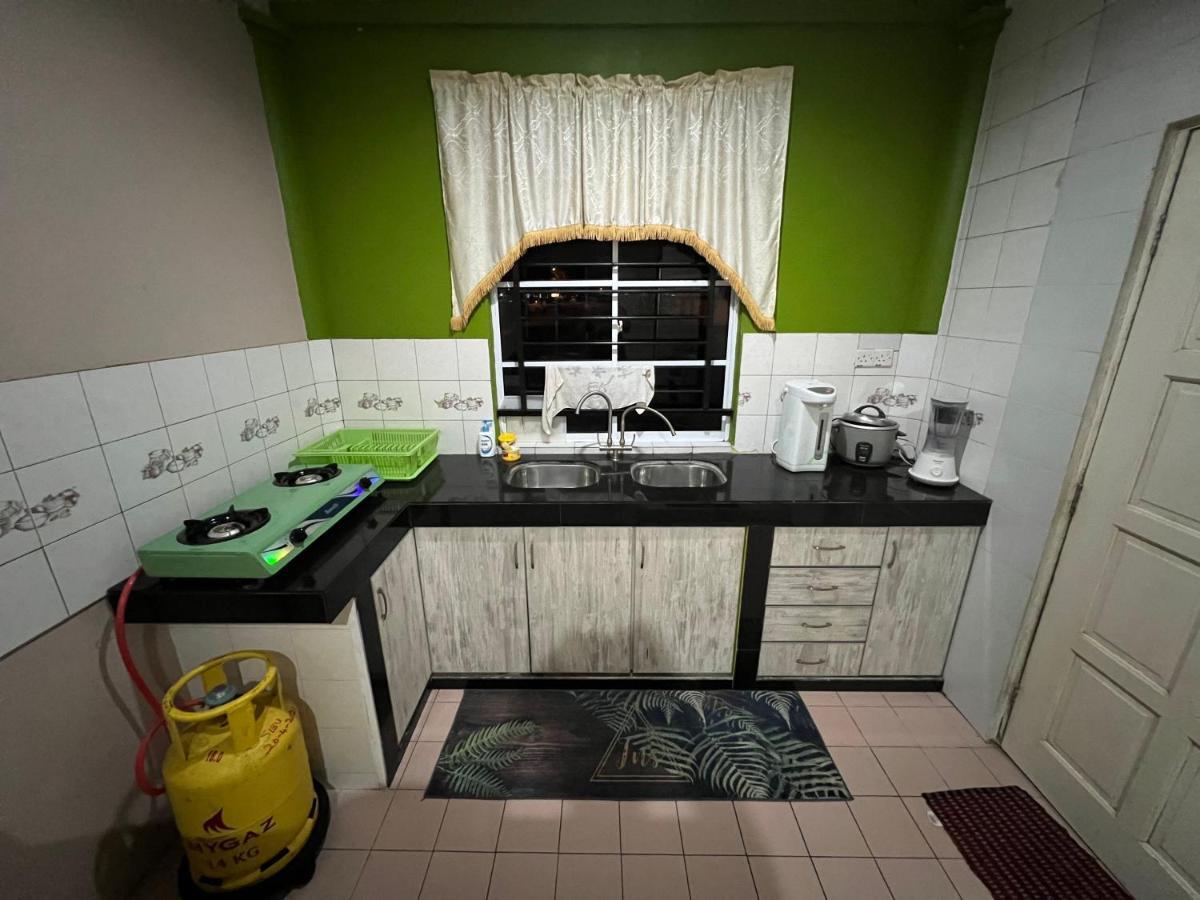 Hanif Homestay Кучінг Екстер'єр фото