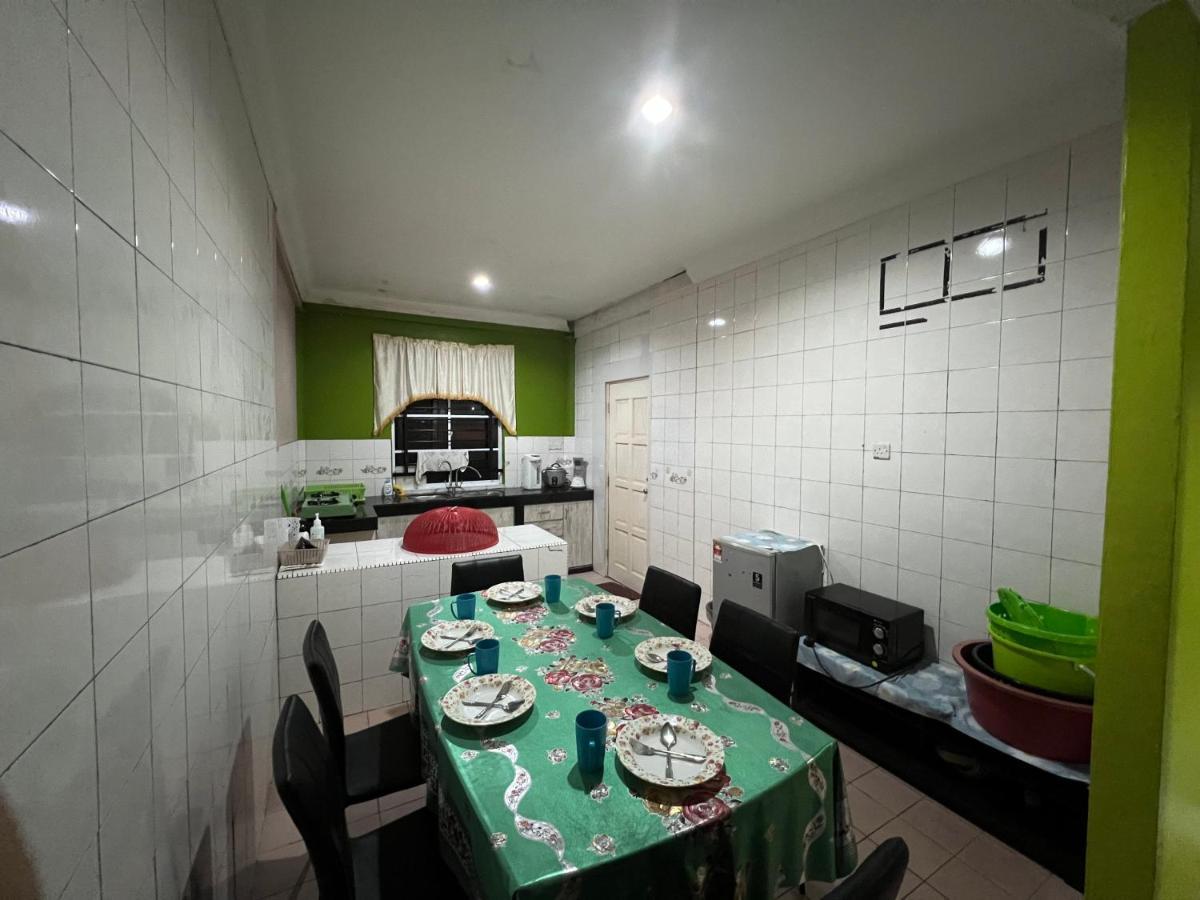 Hanif Homestay Кучінг Екстер'єр фото