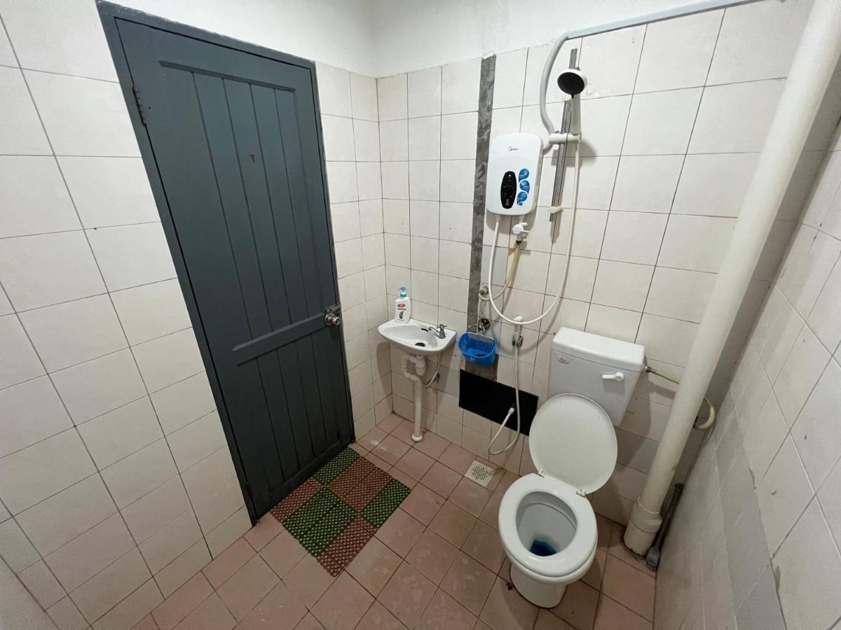 Hanif Homestay Кучінг Екстер'єр фото