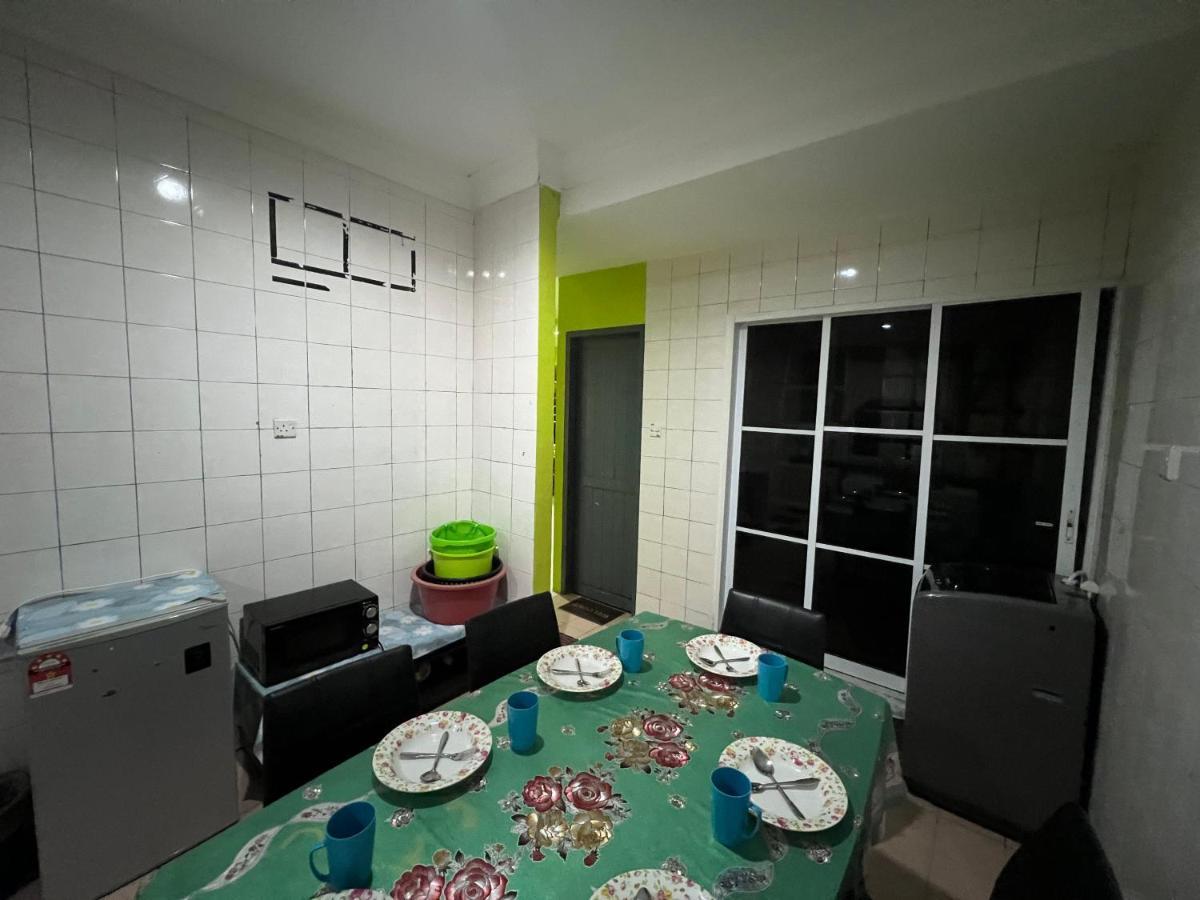 Hanif Homestay Кучінг Екстер'єр фото