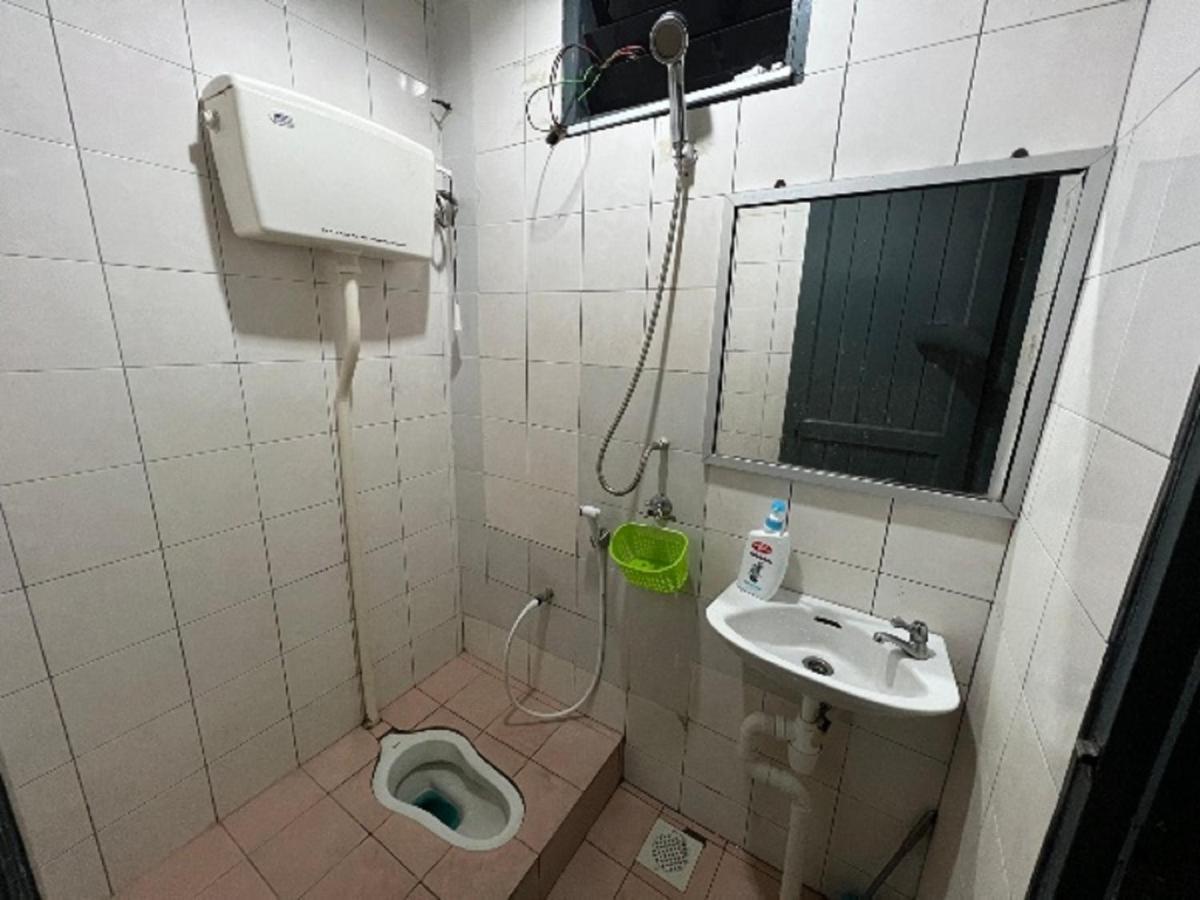 Hanif Homestay Кучінг Екстер'єр фото
