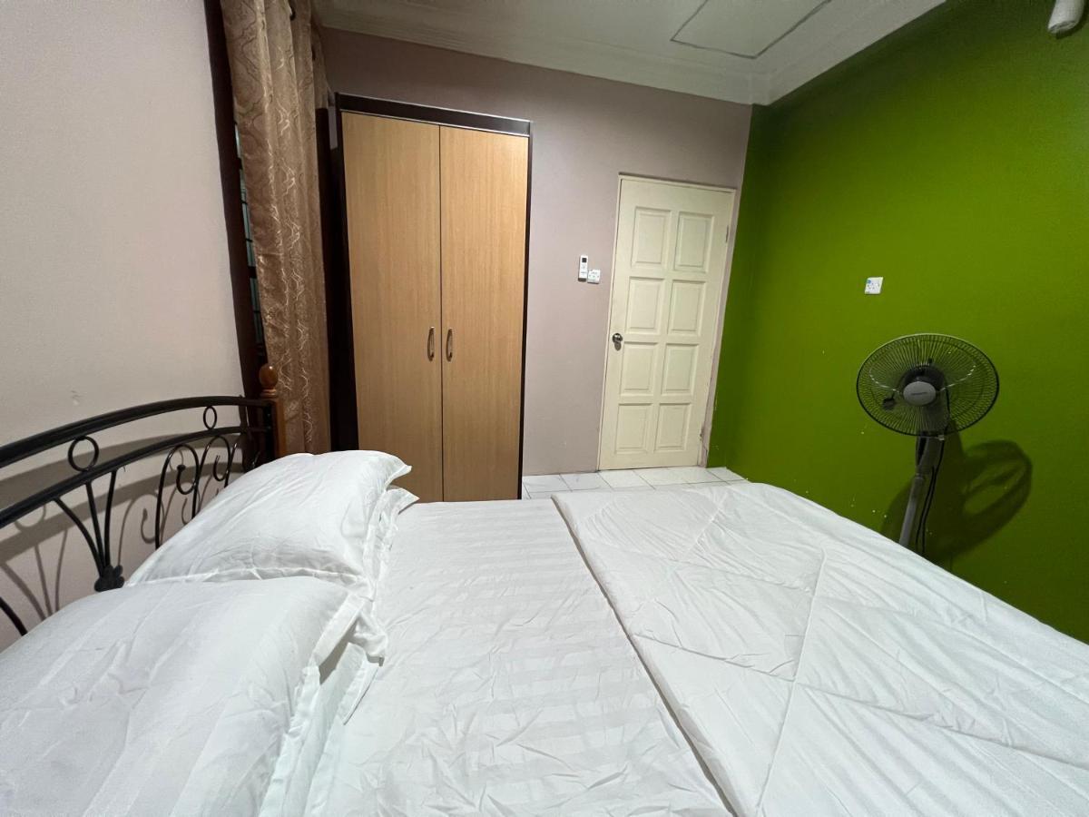 Hanif Homestay Кучінг Екстер'єр фото